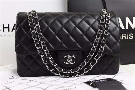 Chanel busca novos limites e sobe preço de bolsa mais .